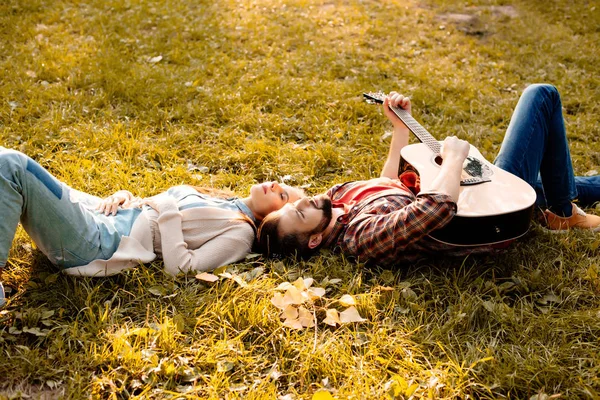 Couple lying on grass — Stock Photo