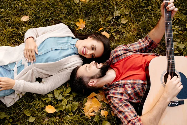 Pareja acostada en la hierba - foto de stock