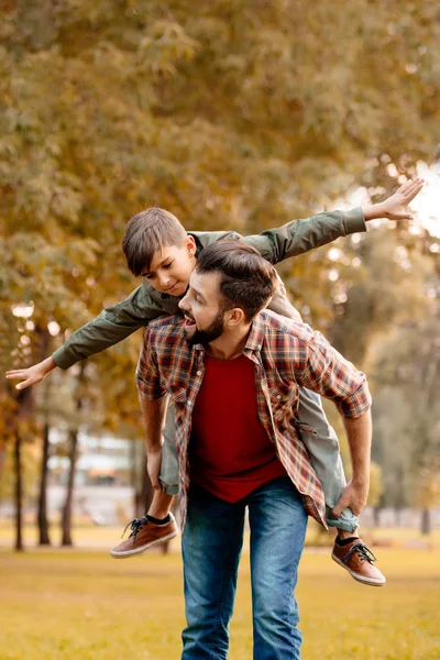 Pai dando filho piggyback passeio — Fotografia de Stock