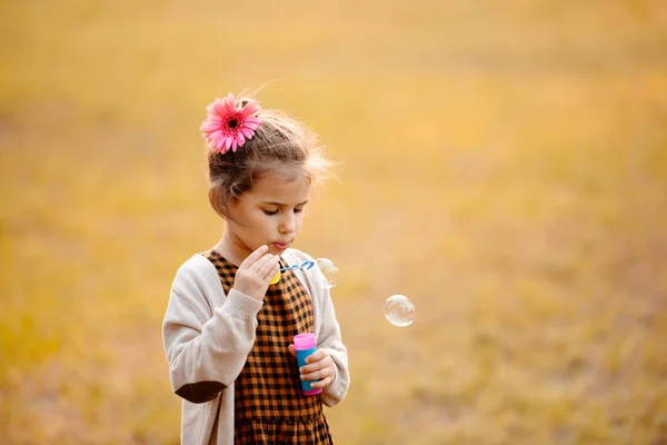 Bambino che soffia bolle di sapone — Foto stock