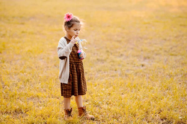 Bambino che soffia bolle di sapone — Foto stock