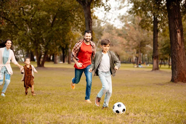 Familia jugando fútbol - foto de stock