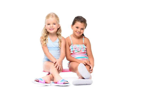 Bambini sorridenti con skateboard — Foto stock