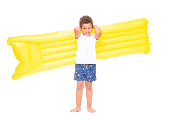 Niño sosteniendo colchón de natación - foto de stock