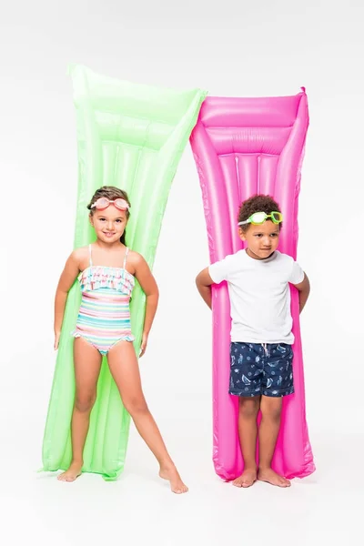 Kinder in Badebekleidung auf Badematratzen — Stockfoto