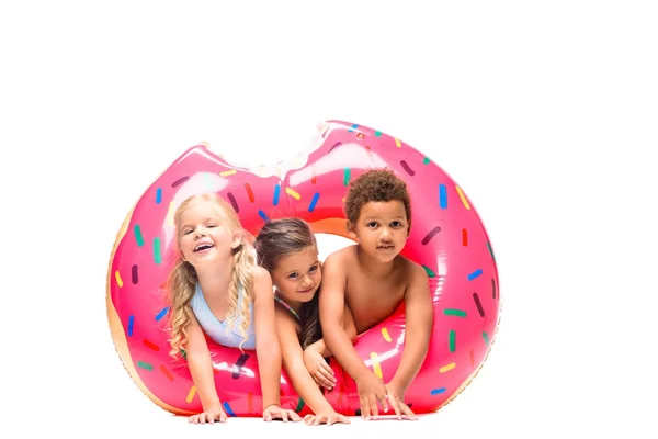 Niños multiétnicos con tubo de natación - foto de stock