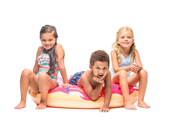 Niños multiétnicos en tubo de natación - foto de stock