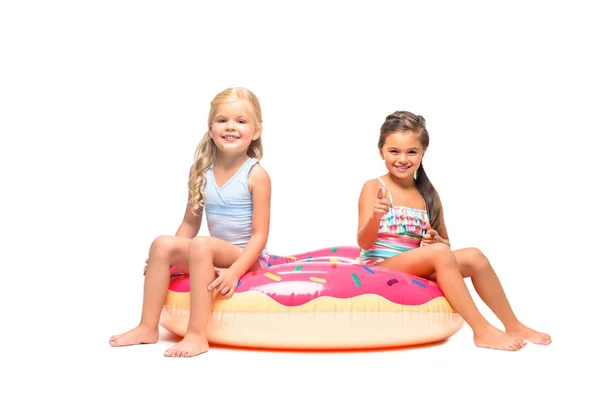 Niños sentados en tubo de natación - foto de stock