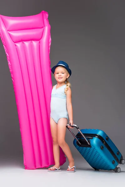 Niño con maleta y colchón de natación - foto de stock