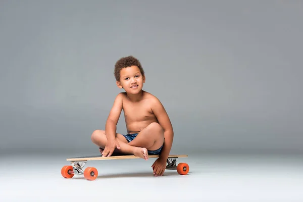 Bambino afro-americano in longboard — Foto stock
