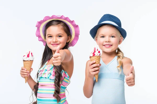 Счастливые дети в купальниках с мороженым — стоковое фото