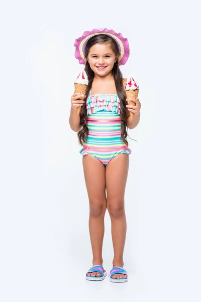 Niño en traje de baño con helado - foto de stock