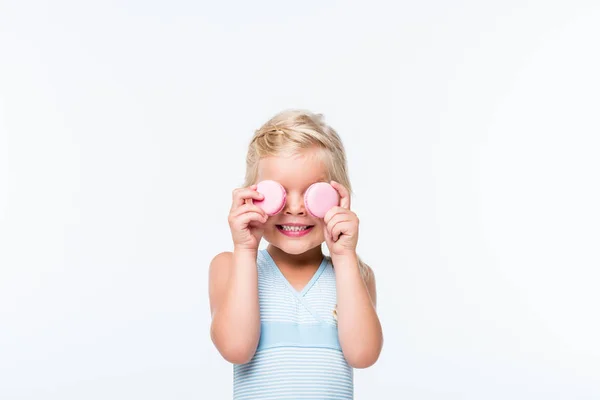 Enfant heureux avec des macarons — Photo de stock