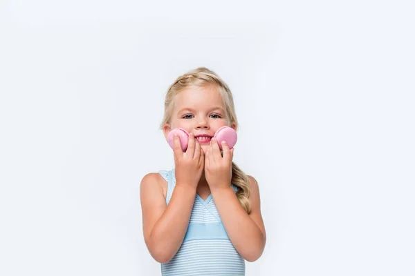 Niño feliz con macarrones - foto de stock