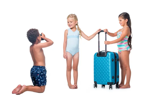 Niños multiétnicos con maleta - foto de stock