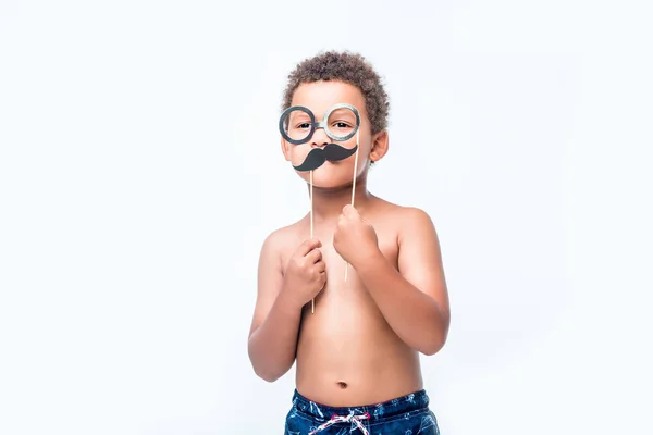 Adorable niño con palos de fiesta - foto de stock