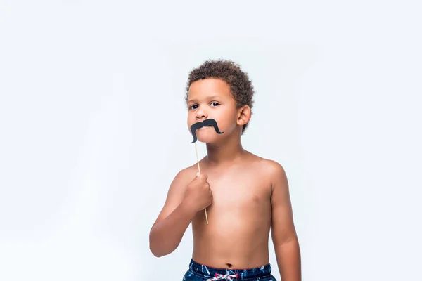 Menino americano africano com bigode falso — Fotografia de Stock