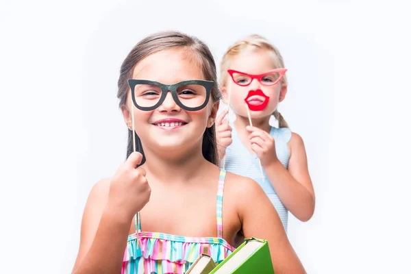 Enfants avec des livres et des bâtons de fête — Photo de stock