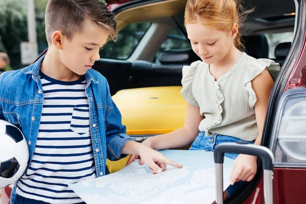 Kids with map — Stock Photo