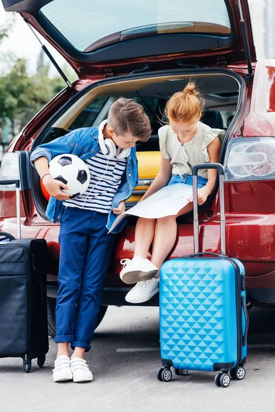 Irmão e irmã no porta-malas do carro — Fotografia de Stock