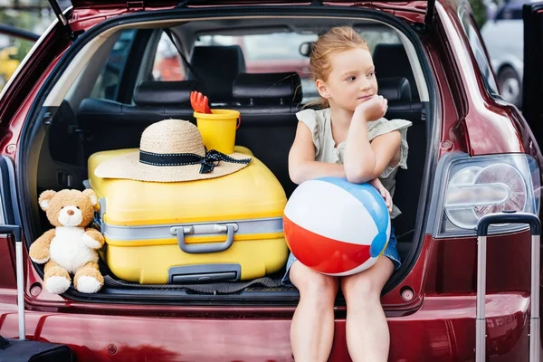 Voyageuse assise dans le coffre de la voiture — Photo de stock