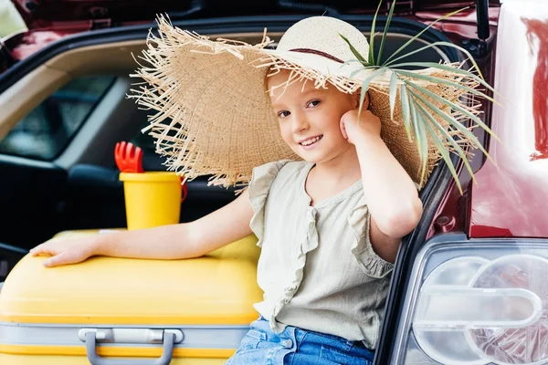 Ragazza in viaggio seduta nel bagagliaio dell'auto — Foto stock