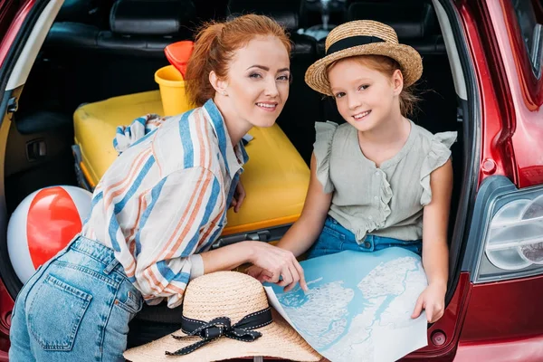 Mother and daughter in car trunk — Stock Photo