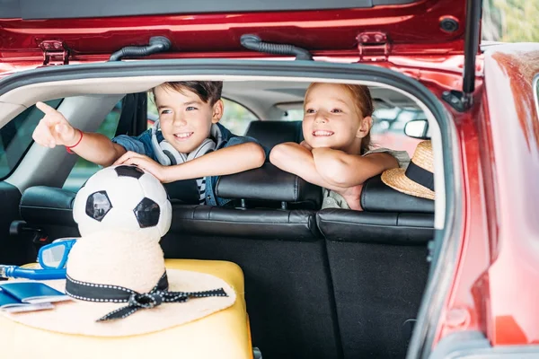 Niños en coche va de viaje - foto de stock