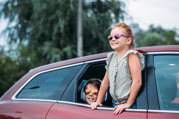 Niños en viaje en coche - foto de stock