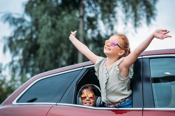 Kinder auf Autofahrt — Stockfoto