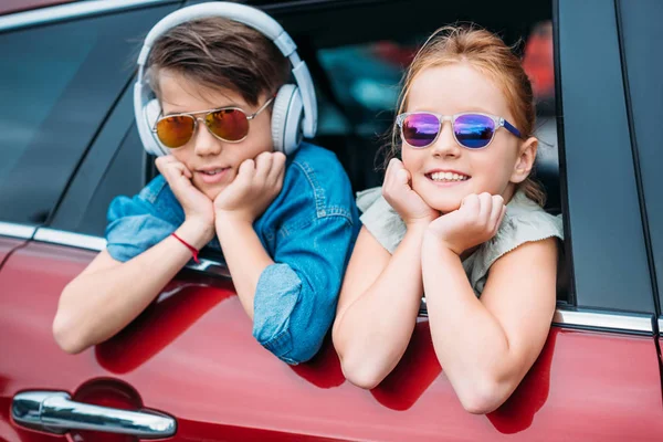 Niños en viaje en coche - foto de stock