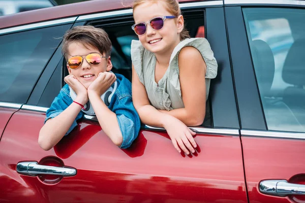 Crianças em viagem de carro — Fotografia de Stock