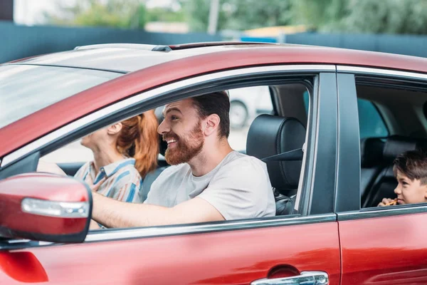 Famiglia cavalcando in auto insieme — Foto stock