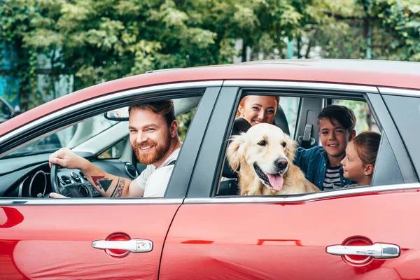 Famille voyageant en voiture — Photo de stock