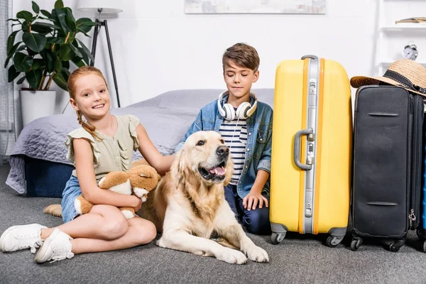 Enfant chien caressant — Photo de stock