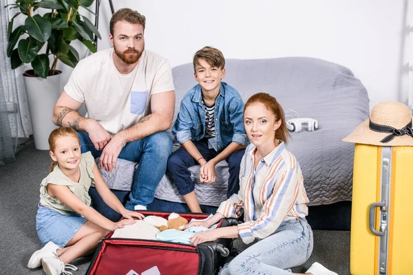 Packing luggage — Stock Photo