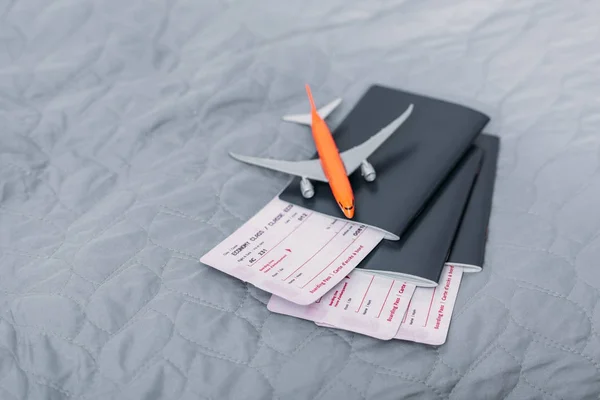 Bilhetes de voo com avião de brinquedo — Fotografia de Stock