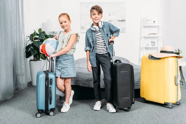 Niños con maletas para el viaje - foto de stock