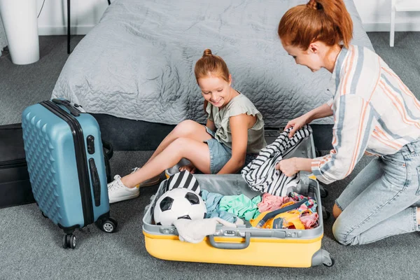 Mutter und Tochter packen Kleidung für Reise — Stockfoto
