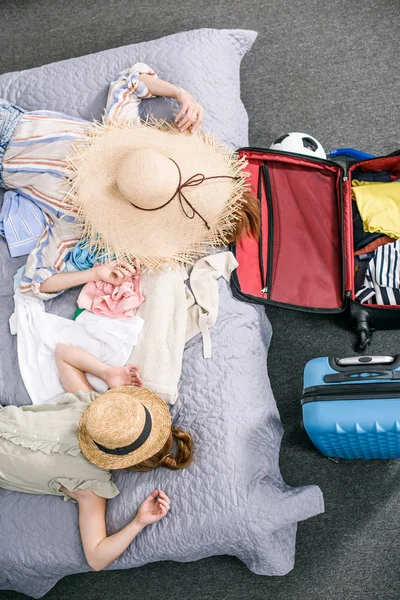 Mother and daughter preparing for trip — Stock Photo