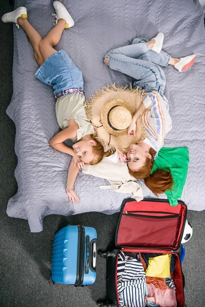 Mother and daughter preparing for trip — Stock Photo