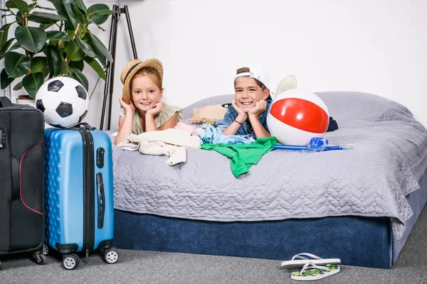 Niños van a tropezar — Stock Photo