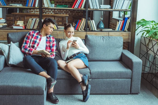 Étudiants avec smartphone et livre — Photo de stock