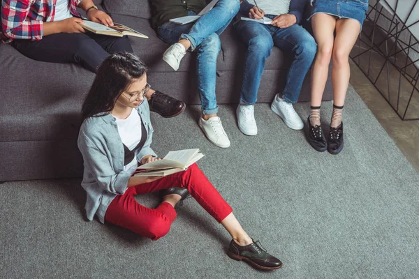 Amis étudiant ensemble — Photo de stock