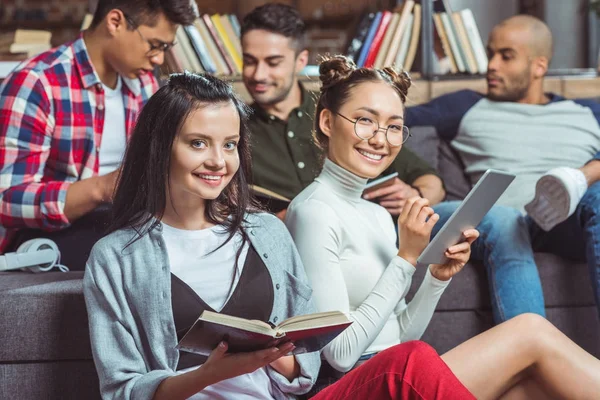 Estudiantes multiétnicos estudiando juntos - foto de stock