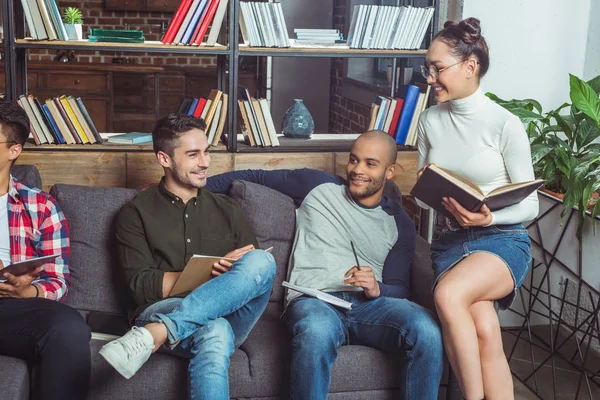 Étudiants multiethniques à la bibliothèque — Photo de stock