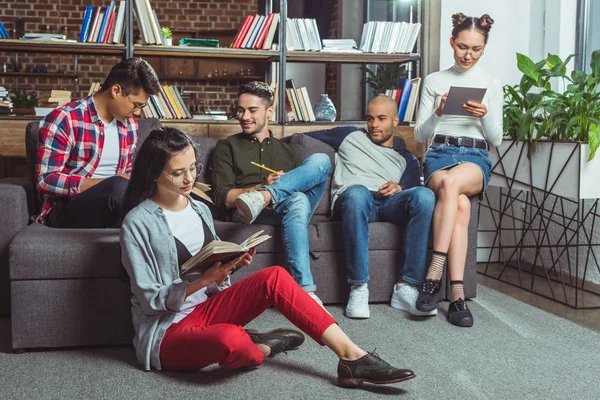 Estudiantes multiétnicos estudiando juntos - foto de stock