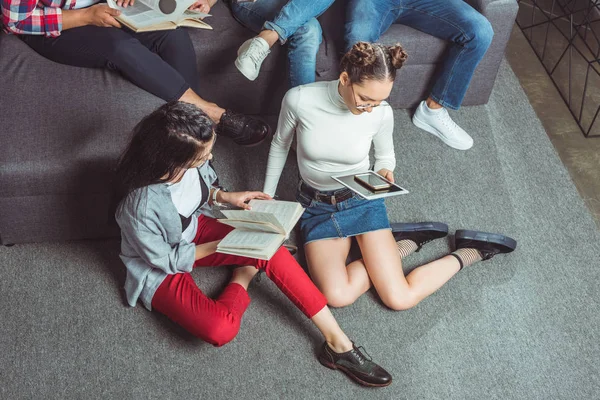 Amis étudiant ensemble — Photo de stock