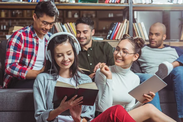 Estudantes multiétnicos estudando juntos — Fotografia de Stock