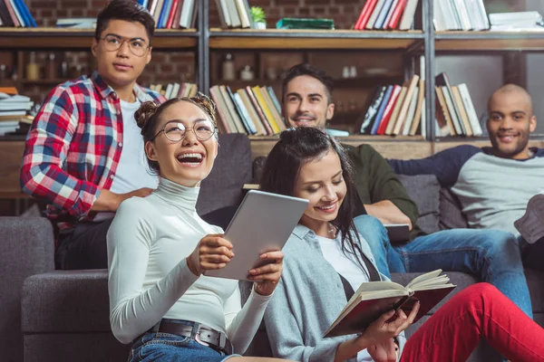 Estudiantes multiétnicos estudiando juntos - foto de stock